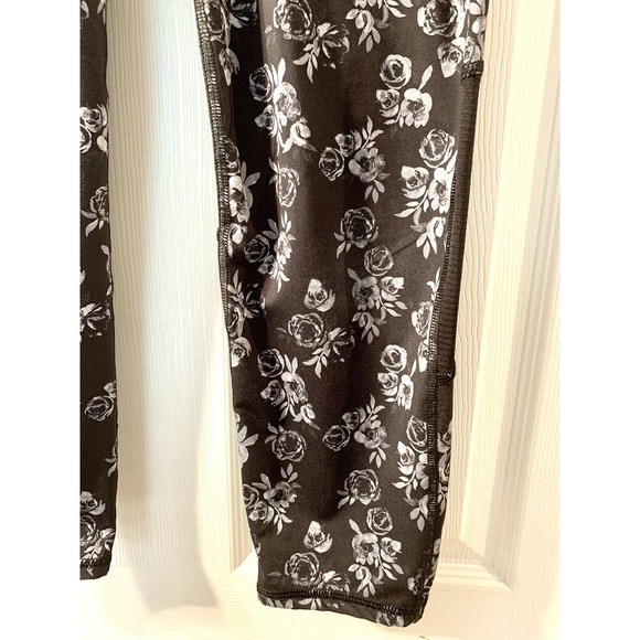 Old Navy Active Go Dry Women's Leggings Ditsy Floral Black Gray Capri Large - Picture 3 of 7